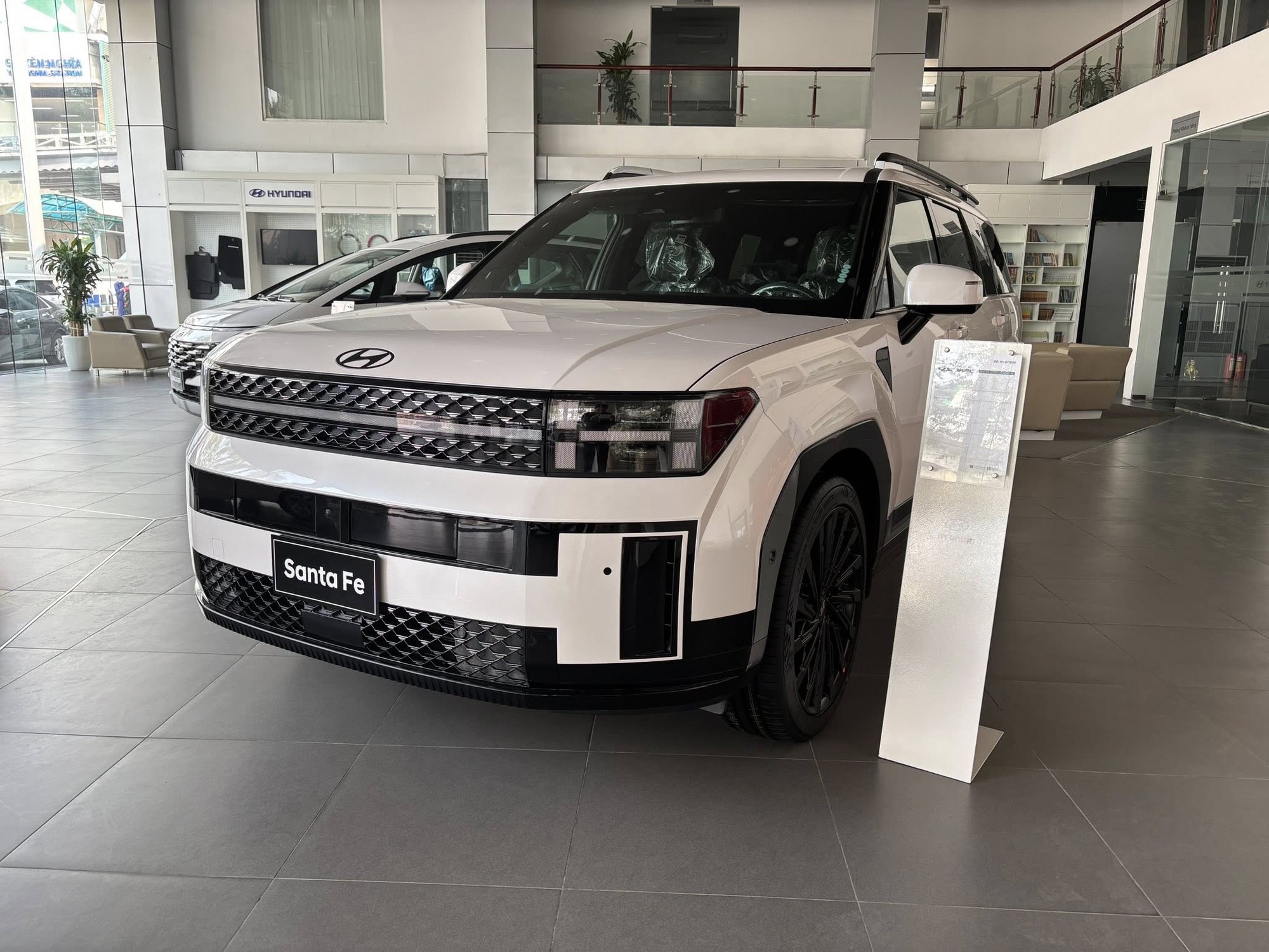 Hyundai Santa Fe giảm giá gần 200 triệu đồng tại đại lý: Bản tầm trung ngang giá CR-V tiêu chuẩn, rẻ hơn xe cũ trên thị trường - Ảnh 2