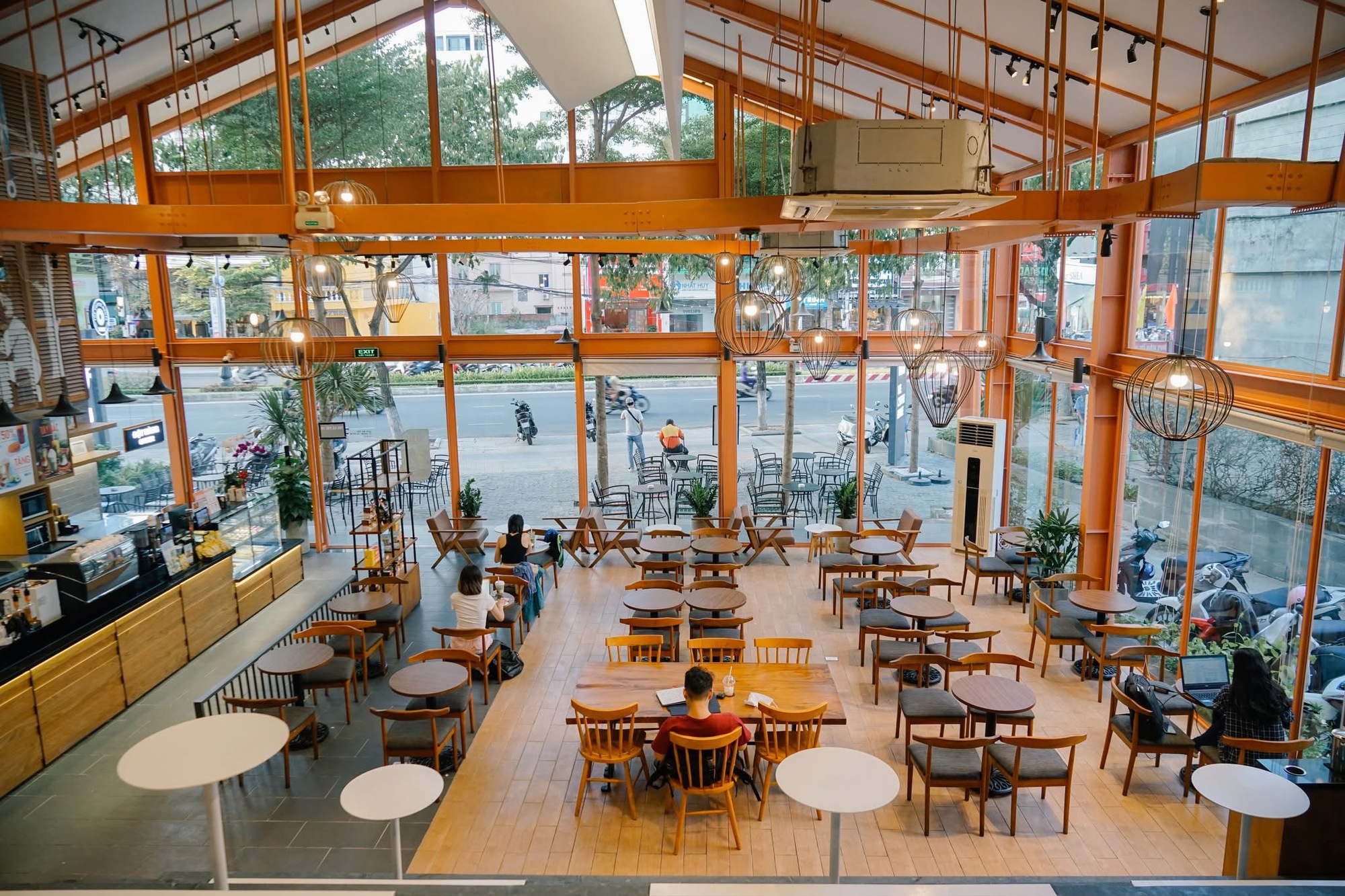 Xôn xao chuỗi cà phê The Coffee House bịt ổ điện, cộng đồng mạng dậy sóng: “Đuổi khéo” khách ngồi lâu? - Ảnh 4