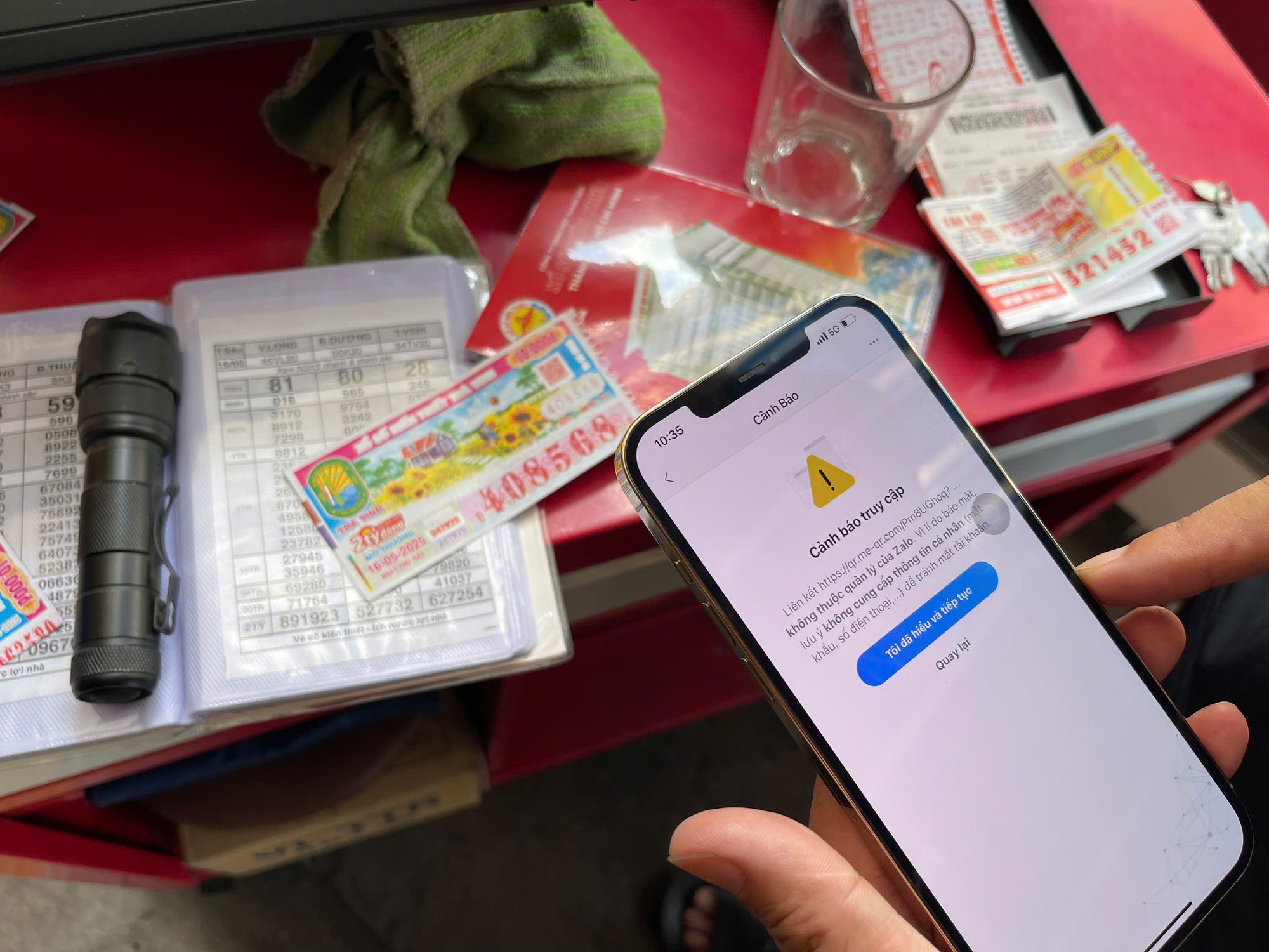 Thực nghiệm hiện trường vụ người đàn ông gây "đau khổ" cho nhiều đại lý vé số ở TP HCM - Ảnh 1