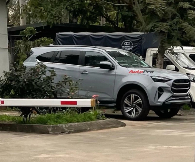 Đại lý báo Isuzu mu-X 2025 ra mắt Việt Nam tháng sau, cạnh tranh Everest bằng thiết kế mới long lanh, động cơ có thể gây tranh cãi - Ảnh 3