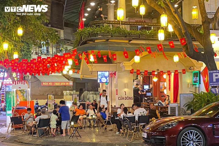 Hà Nội vào cao điểm nắng nóng, quán giải khát chật như nêm - Ảnh 5