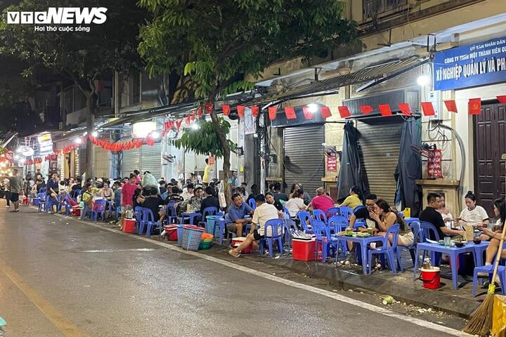Hà Nội vào cao điểm nắng nóng, quán giải khát chật như nêm - Ảnh 2