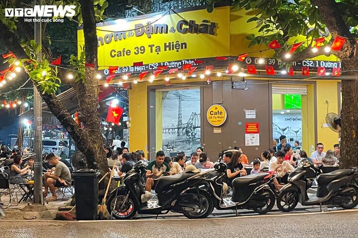Hà Nội vào cao điểm nắng nóng, quán giải khát chật như nêm - Ảnh 4