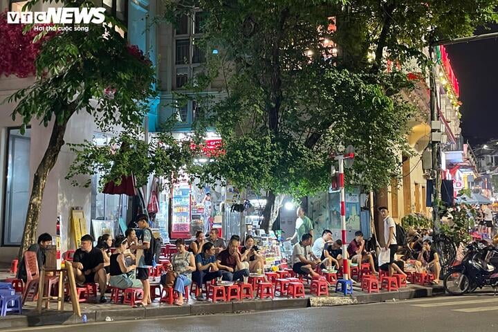 Hà Nội vào cao điểm nắng nóng, quán giải khát chật như nêm - Ảnh 16