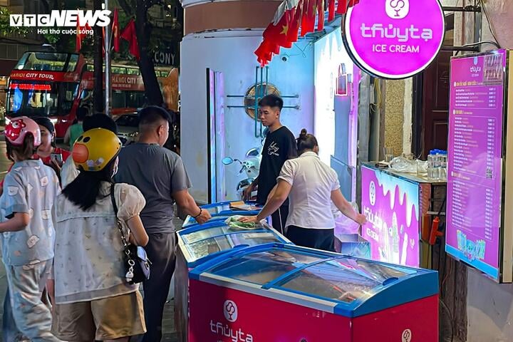 Hà Nội vào cao điểm nắng nóng, quán giải khát chật như nêm - Ảnh 13