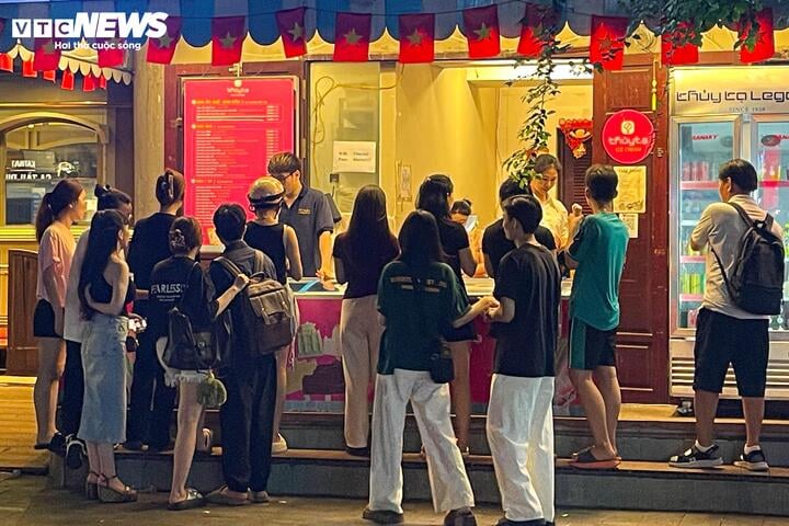 Hà Nội vào cao điểm nắng nóng, quán giải khát chật như nêm - Ảnh 14