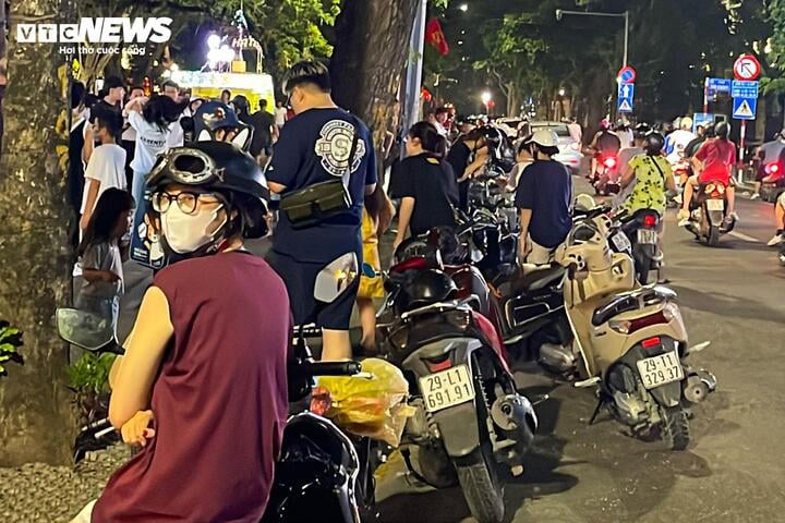 Hà Nội vào cao điểm nắng nóng, quán giải khát chật như nêm - Ảnh 15