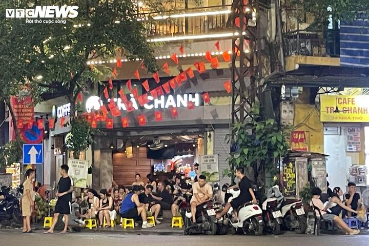 Hà Nội vào cao điểm nắng nóng, quán giải khát chật như nêm - Ảnh 9