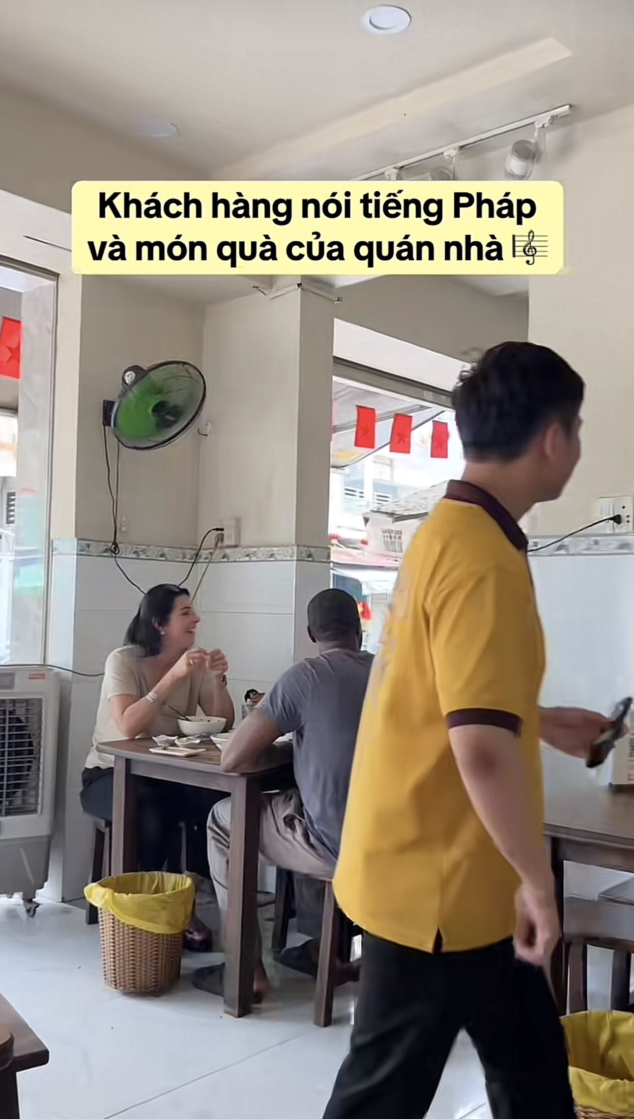 Làm một hành động với khách Tây, quán ăn ở TPHCM khiến dân tình thốt lên “không có ở bất kỳ nơi nào trên thế giới” - Ảnh 1