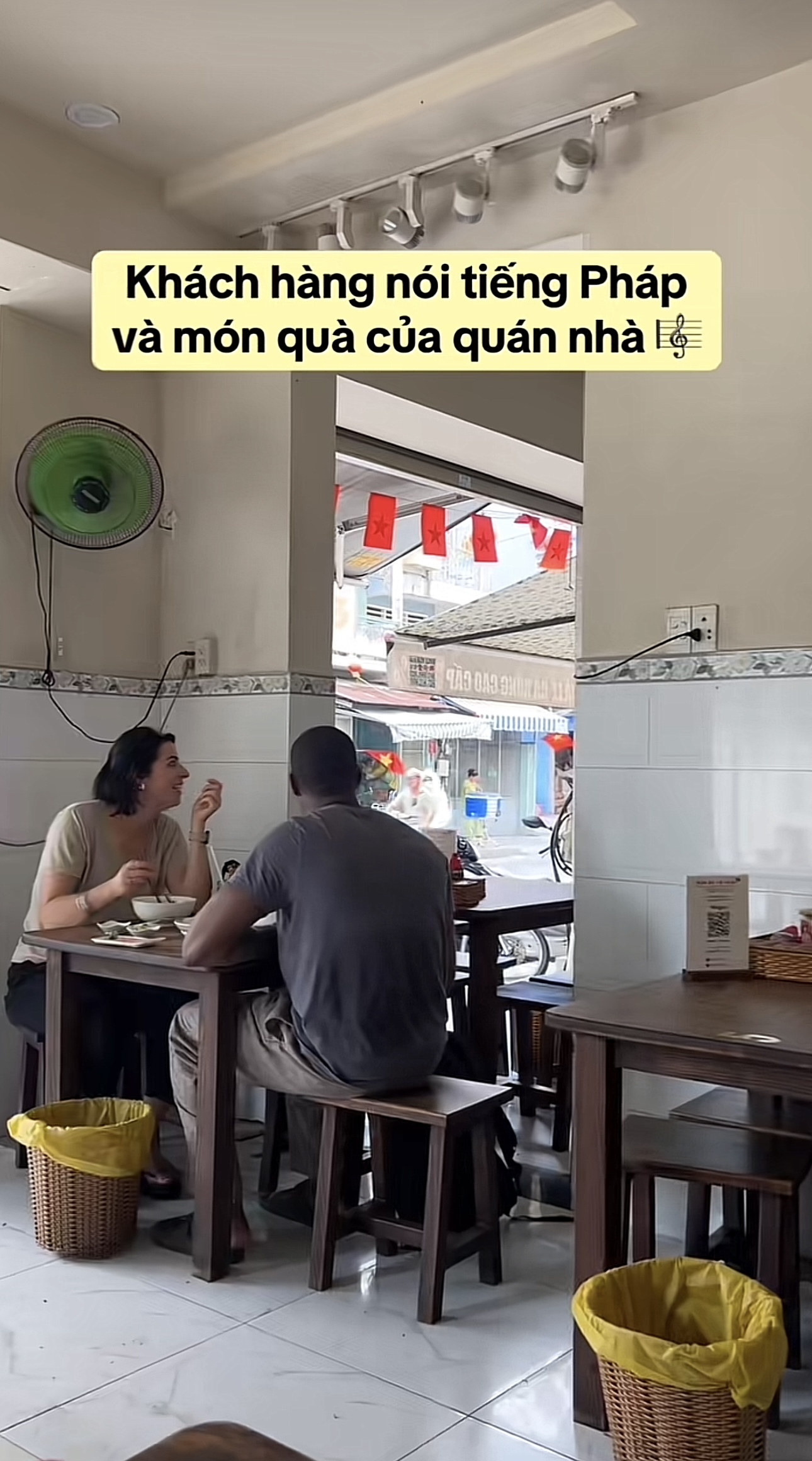 Làm một hành động với khách Tây, quán ăn ở TPHCM khiến dân tình thốt lên “không có ở bất kỳ nơi nào trên thế giới” - Ảnh 3