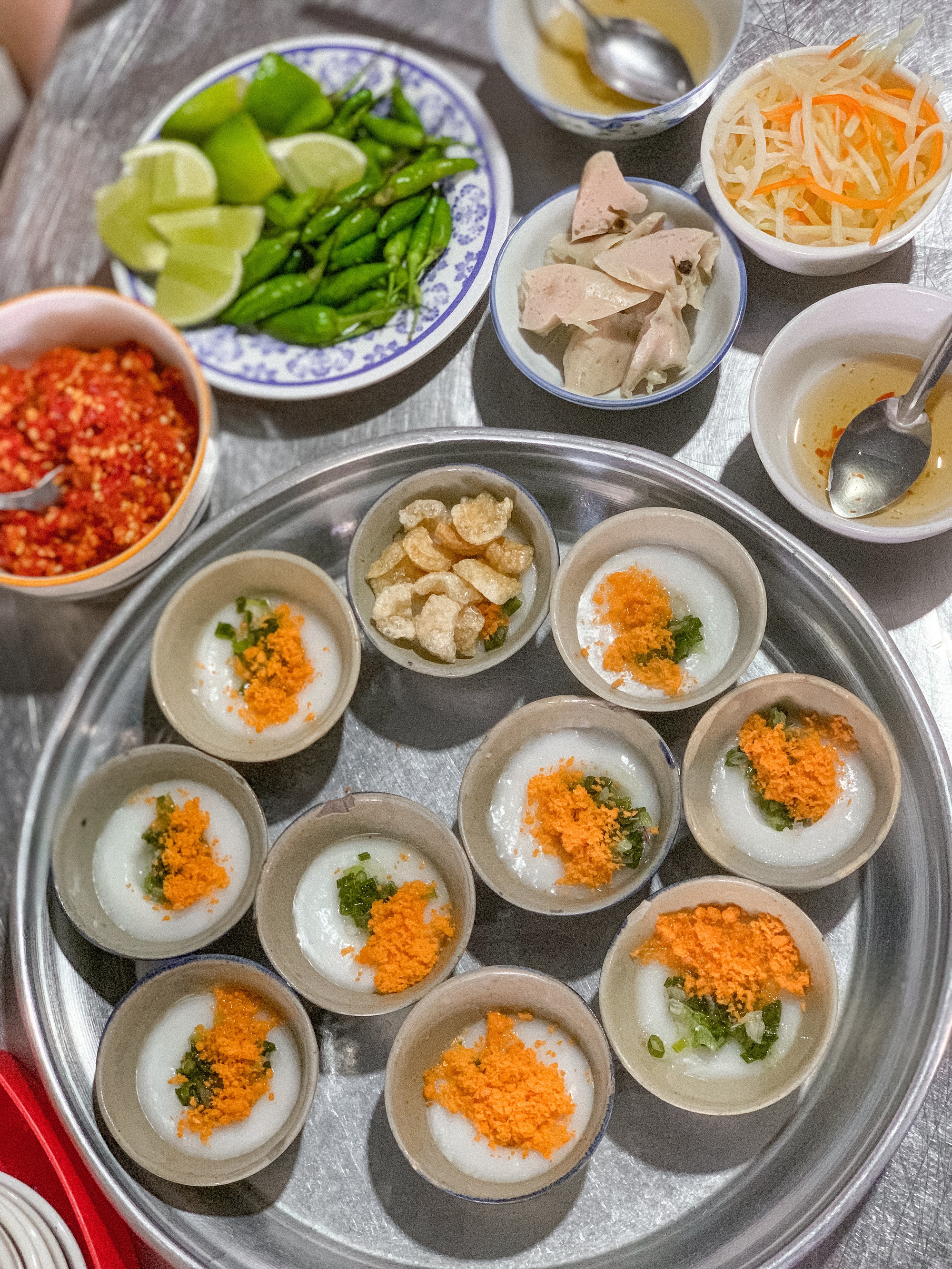 Du khách "sốc" khi đi ăn ở Nha Trang: Bánh bèo 15k/khay 10 chiếc, bánh xèo 8k/chiếc "ú ụ" hải sản - Ảnh 9