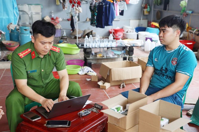Công an ‘sờ gáy’ cơ sở bán hơn 100.000 đơn hàng mỹ phẩm giả qua Shopee, Tiktok - Ảnh 1