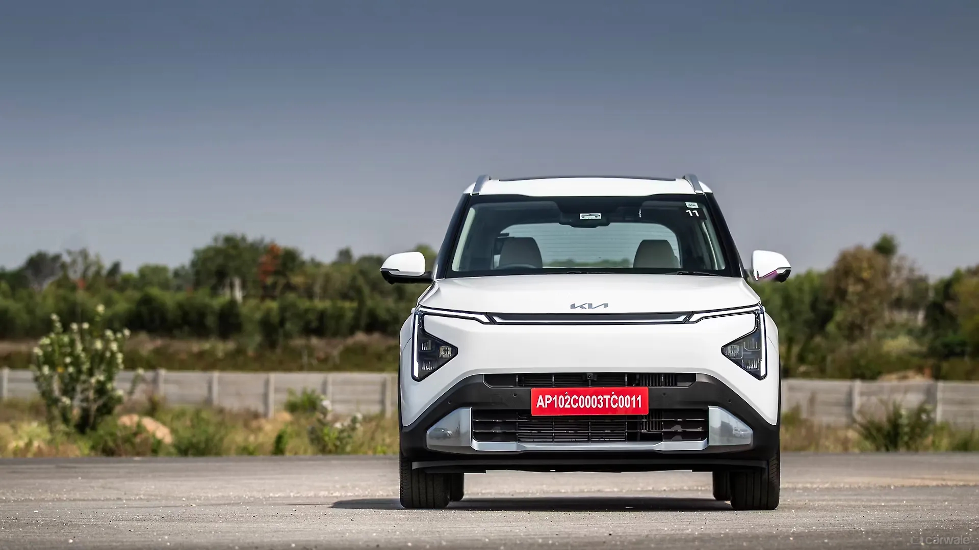 Ảnh thực tế Kia Carens Clavis vừa ra mắt: Có phanh tay điện tử, đồng hồ tốc độ 12 inch và 20 tính năng ADAS cấp độ 2 - Ảnh 1