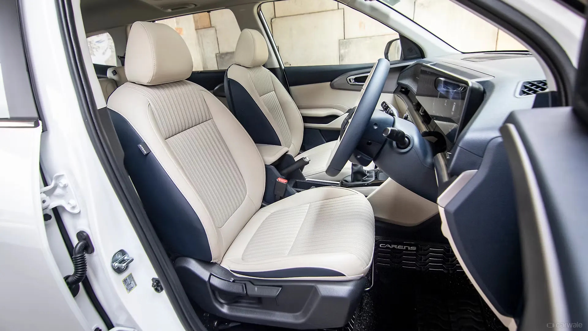 Ảnh thực tế Kia Carens Clavis vừa ra mắt: Có phanh tay điện tử, đồng hồ tốc độ 12 inch và 20 tính năng ADAS cấp độ 2 - Ảnh 15