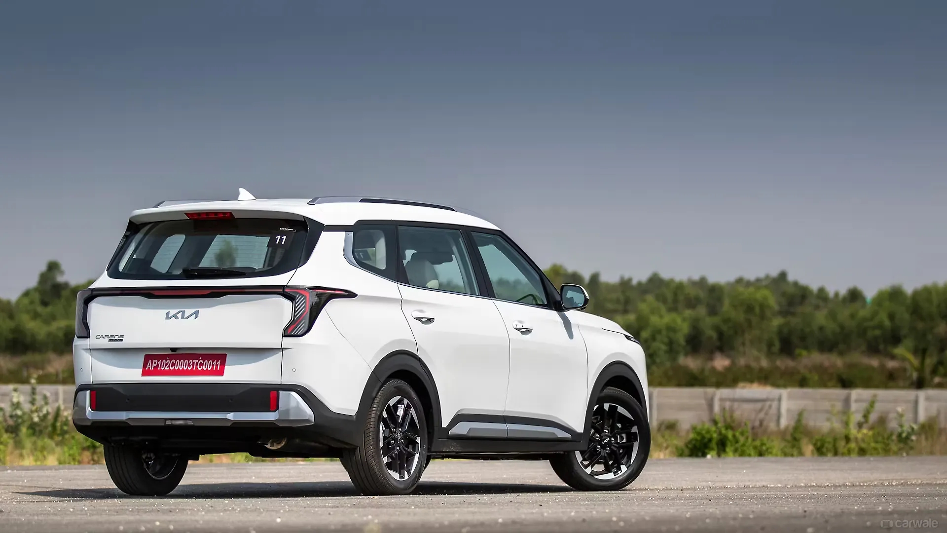 Ảnh thực tế Kia Carens Clavis vừa ra mắt: Có phanh tay điện tử, đồng hồ tốc độ 12 inch và 20 tính năng ADAS cấp độ 2 - Ảnh 6