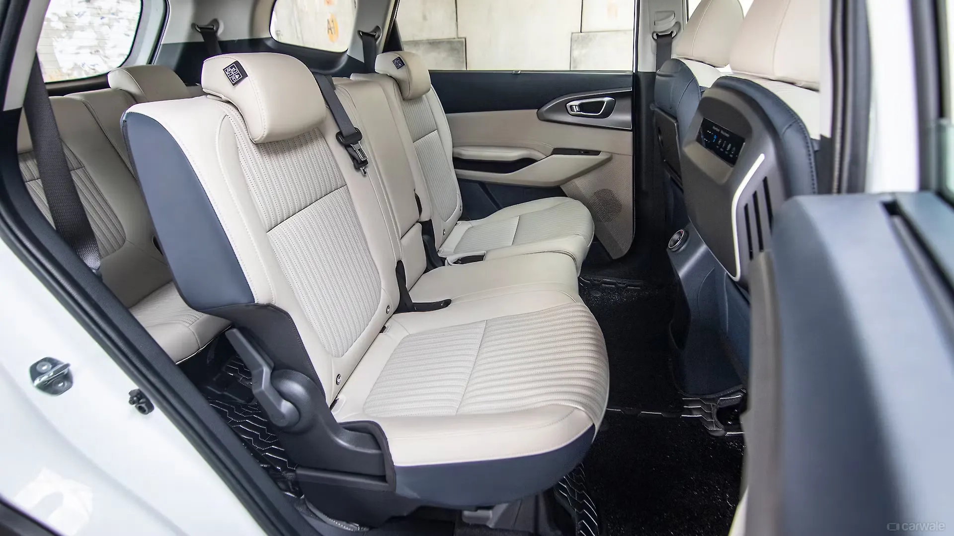 Ảnh thực tế Kia Carens Clavis vừa ra mắt: Có phanh tay điện tử, đồng hồ tốc độ 12 inch và 20 tính năng ADAS cấp độ 2 - Ảnh 16