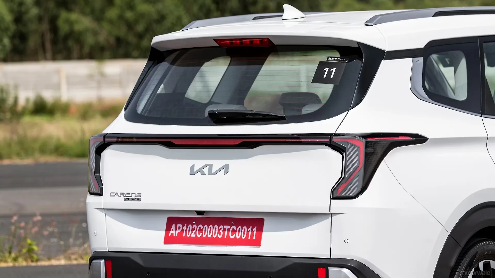 Ảnh thực tế Kia Carens Clavis vừa ra mắt: Có phanh tay điện tử, đồng hồ tốc độ 12 inch và 20 tính năng ADAS cấp độ 2 - Ảnh 7