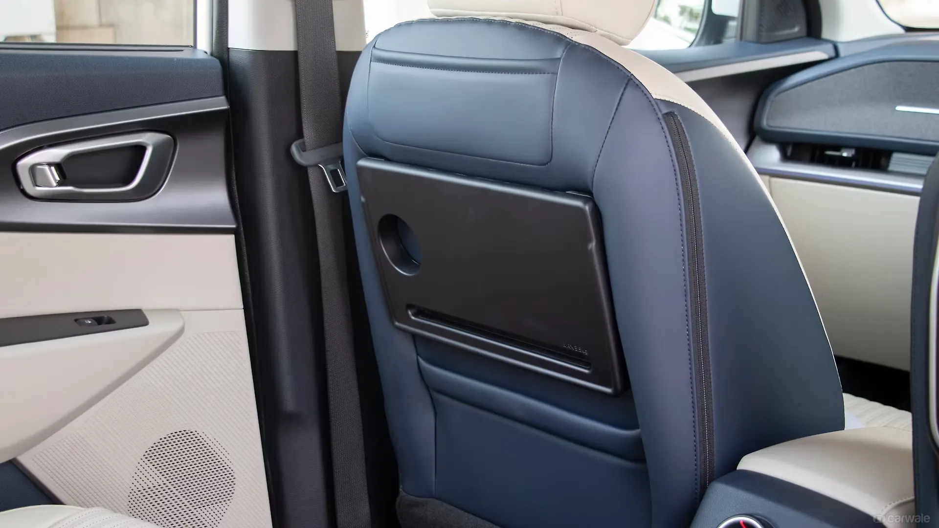 Ảnh thực tế Kia Carens Clavis vừa ra mắt: Có phanh tay điện tử, đồng hồ tốc độ 12 inch và 20 tính năng ADAS cấp độ 2 - Ảnh 18