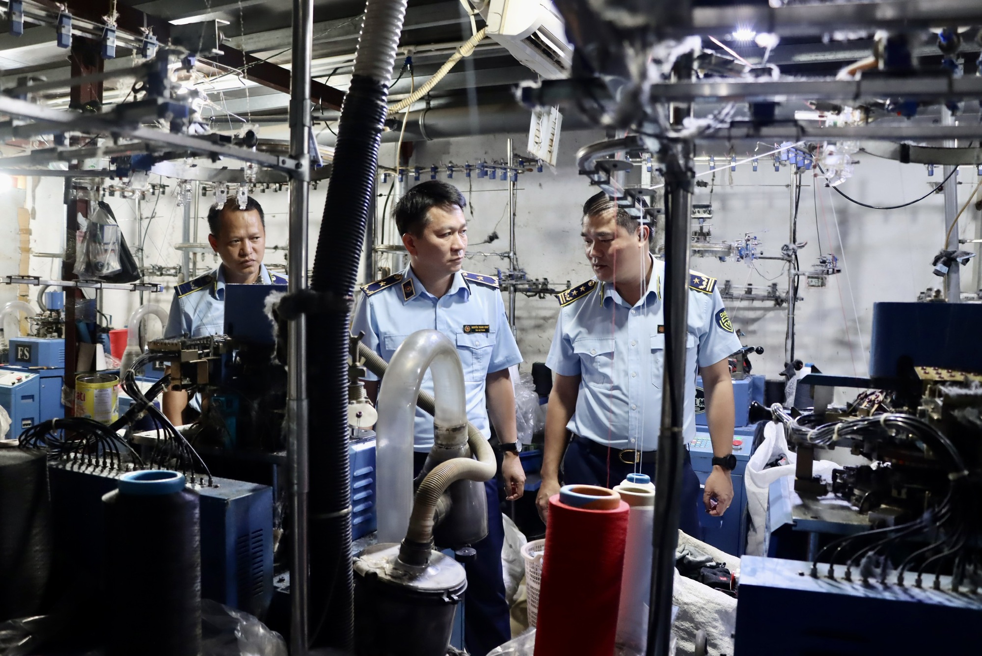 Bất ngờ kiểm tra ở La Phù, phát hiện 10.000 đôi tất giả thương hiệu nổi tiếng - Ảnh 1