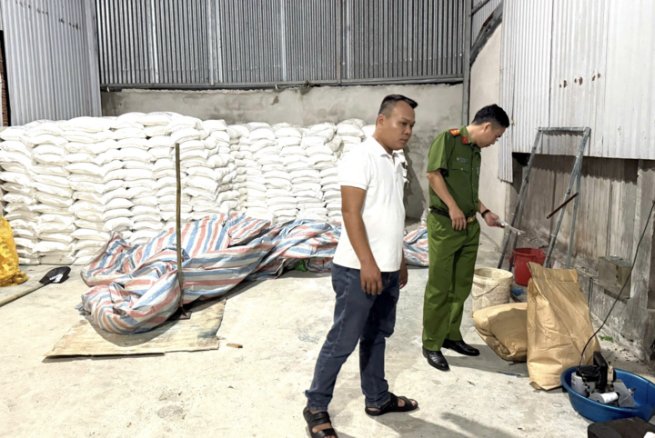 Đột kích xưởng phân bón lậu ở Đồng Nai, đóng gói bằng nguyên liệu Trung Quốc - Ảnh 3