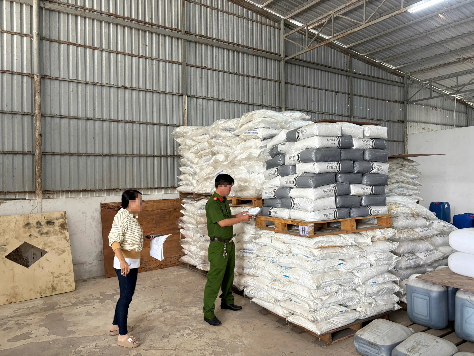 Phát hiện 25 tấn hóa chất và mỹ phẩm không rõ nguồn gốc - Ảnh 1