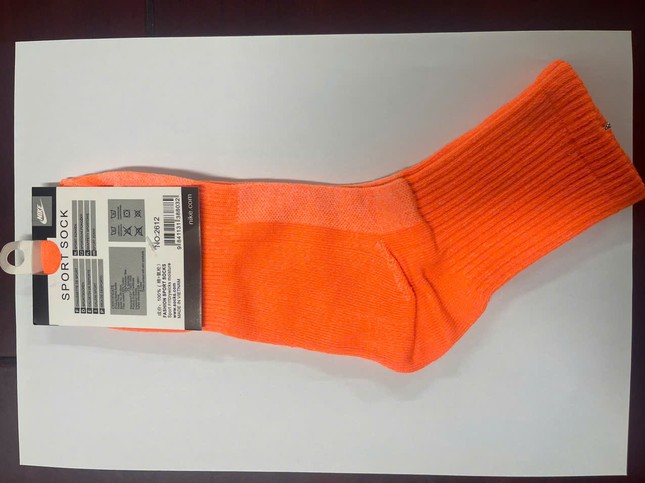 Khởi tố đối tượng sản xuất 200.000 đôi tất giả Nike, Adidas - Ảnh 3