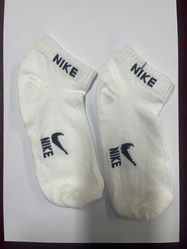 Khởi tố đối tượng sản xuất 200.000 đôi tất giả Nike, Adidas - Ảnh 4
