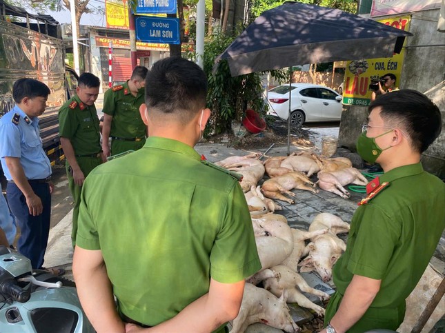 Thực phẩm bẩn bủa vây người tiêu dùng: Cần chế tài đủ mạnh - Ảnh 1