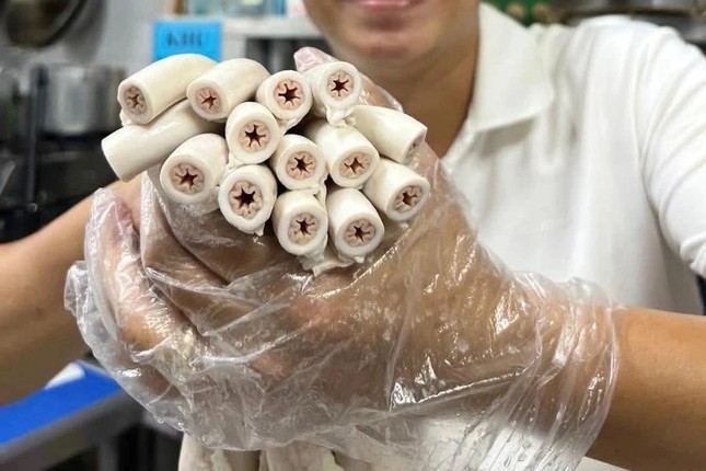 Hà Nội kiểm tra, truy xuất nguồn gốc cơ sở khoe cỗ lòng se điếu dài 40m - Ảnh 1