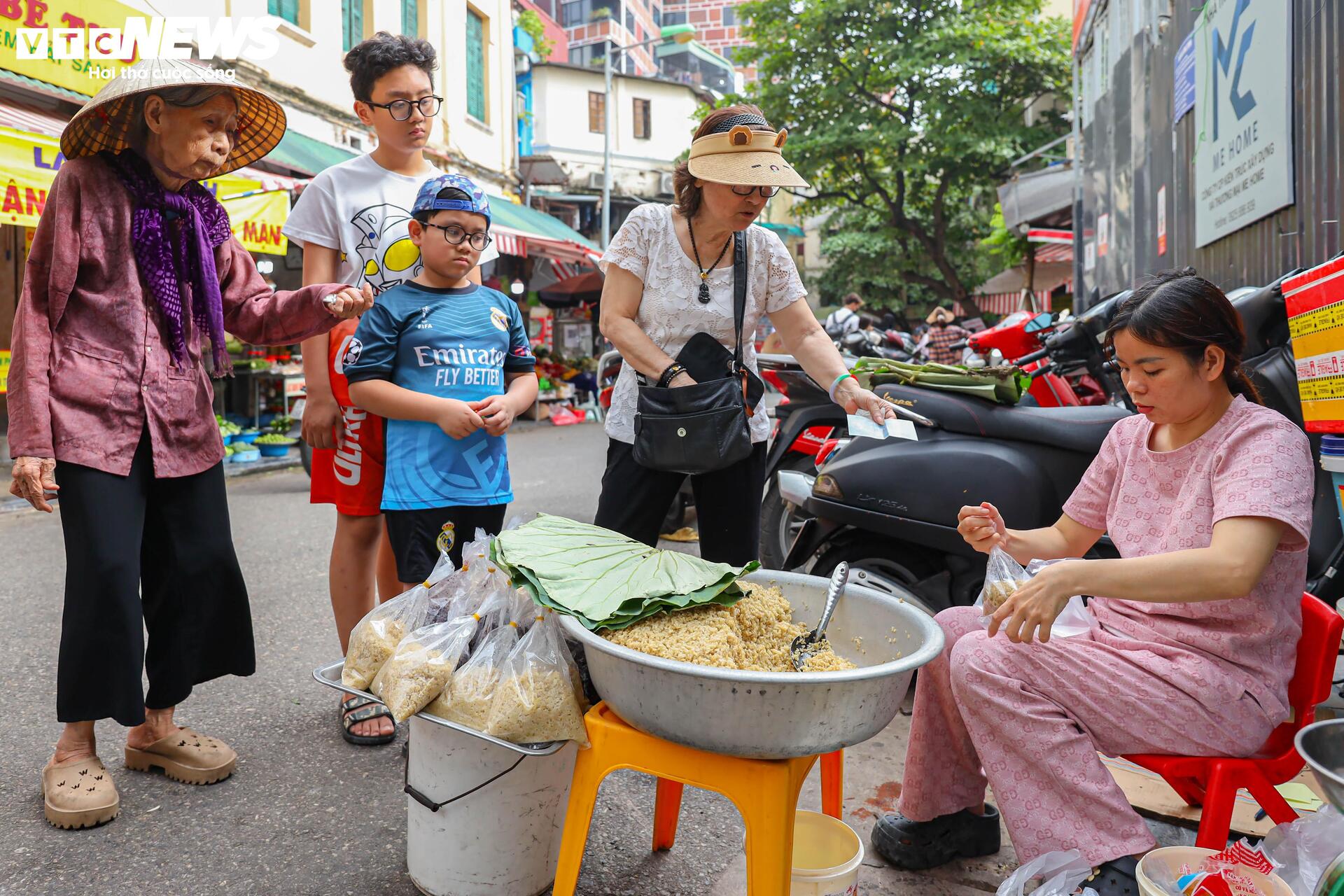 Bán cả trăm mâm cúng ngũ sắc trong ngày Tết Đoan ngọ - Ảnh 4