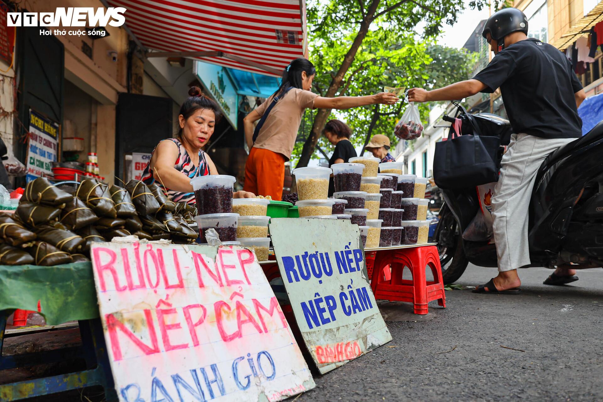 Bán cả trăm mâm cúng ngũ sắc trong ngày Tết Đoan ngọ - Ảnh 1