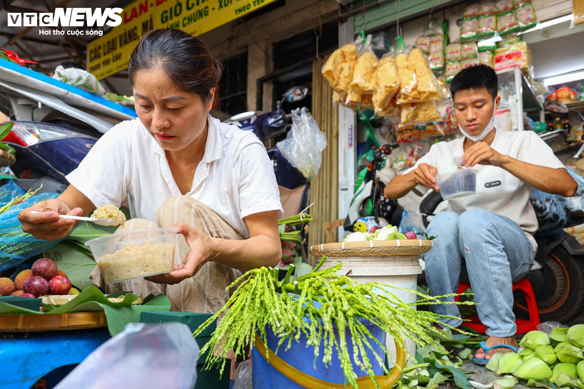 Bán cả trăm mâm cúng ngũ sắc trong ngày Tết Đoan ngọ - Ảnh 7