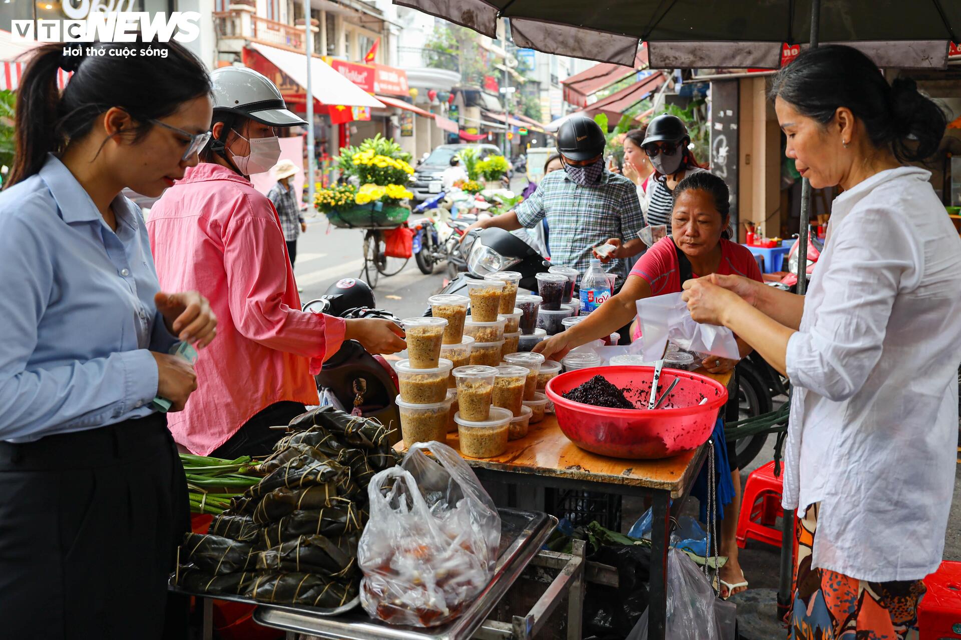 Bán cả trăm mâm cúng ngũ sắc trong ngày Tết Đoan ngọ - Ảnh 2