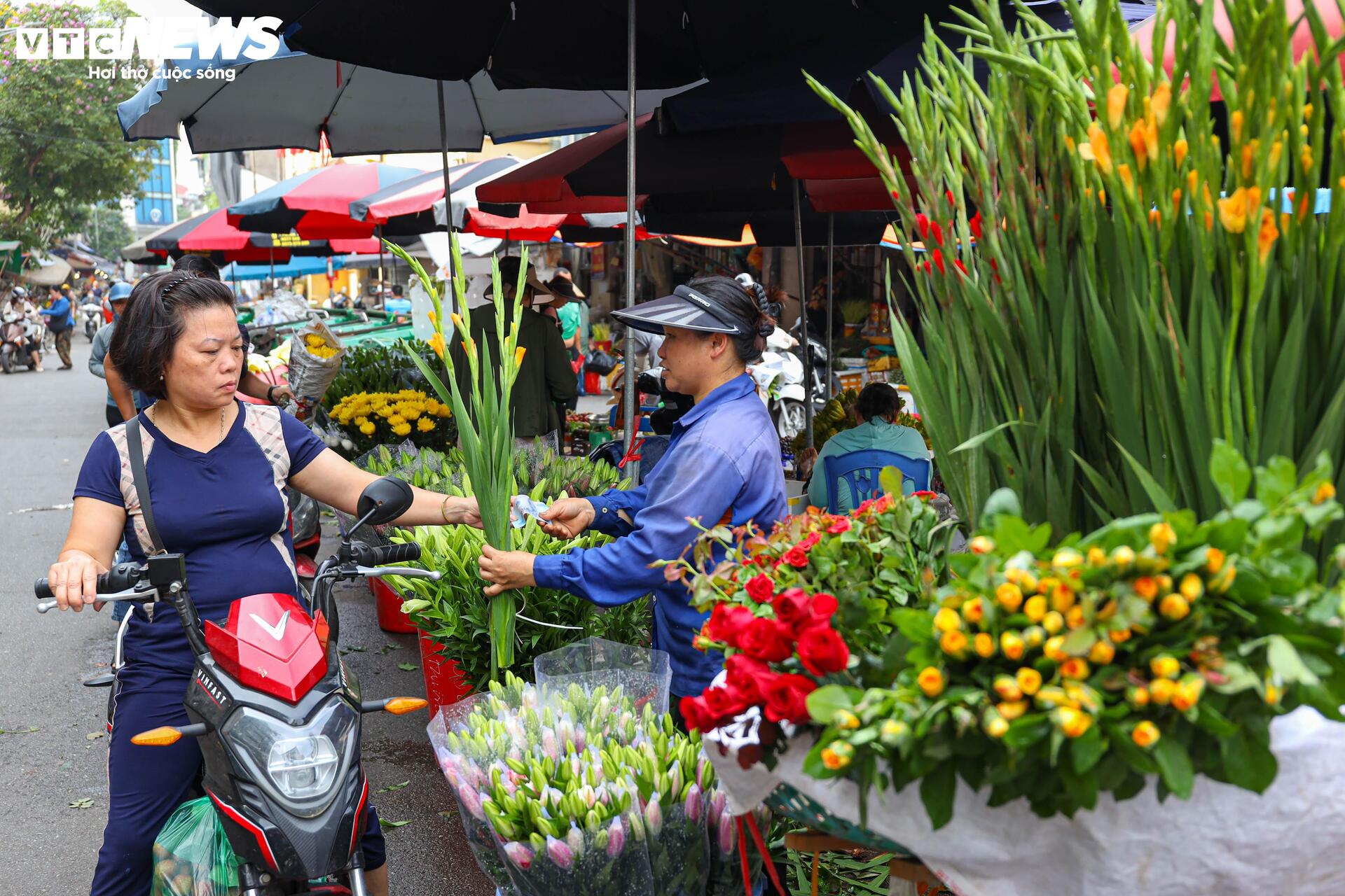 Bán cả trăm mâm cúng ngũ sắc trong ngày Tết Đoan ngọ - Ảnh 9