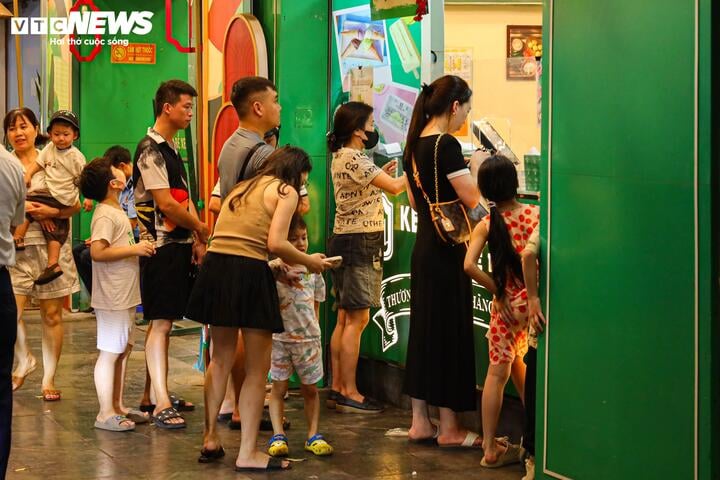 Hà Nội vào cao điểm nắng nóng, quán giải khát chật như nêm - Ảnh 12