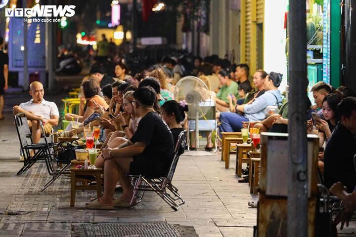 Hà Nội vào cao điểm nắng nóng, quán giải khát chật như nêm - Ảnh 7