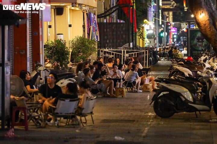 Hà Nội vào cao điểm nắng nóng, quán giải khát chật như nêm - Ảnh 6