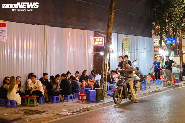 Hà Nội vào cao điểm nắng nóng, quán giải khát chật như nêm - Ảnh 18