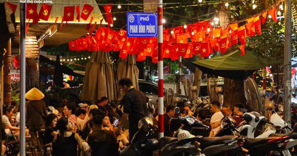 Hà Nội vào cao điểm nắng nóng, quán giải khát chật như nêm