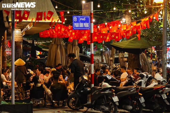 Hà Nội vào cao điểm nắng nóng, quán giải khát chật như nêm - Ảnh 8