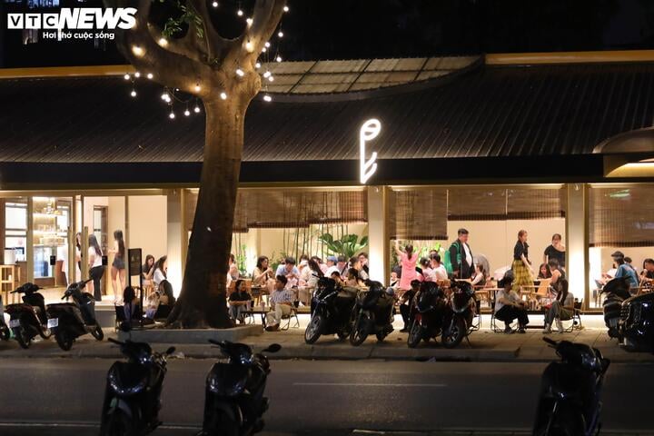 Hà Nội vào cao điểm nắng nóng, quán giải khát chật như nêm - Ảnh 1