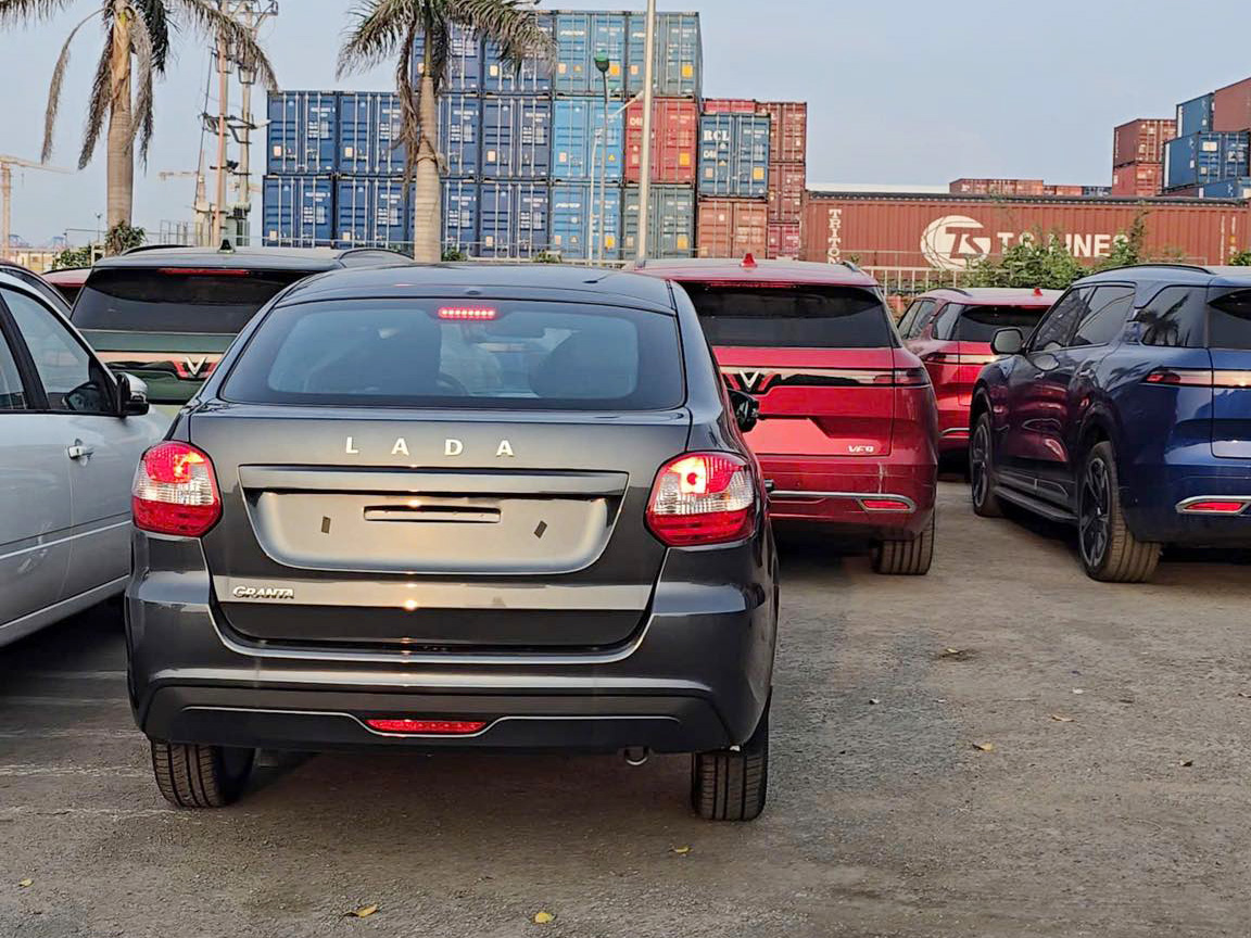 Ảnh thực tế lô ô tô Nga giá dự kiến từ 360 triệu đồng đã về Việt Nam: Có SUV kiểu Jimny, sedan cùng cỡ Attrage - Ảnh 2