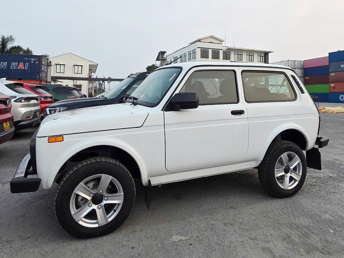 Ảnh thực tế lô ô tô Nga giá dự kiến từ 360 triệu đồng đã về Việt Nam: Có SUV kiểu Jimny, sedan cùng cỡ Attrage - Ảnh 7