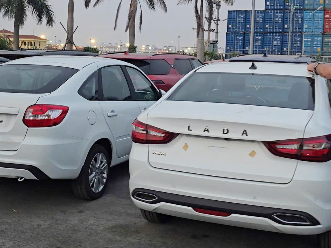 Ảnh thực tế lô ô tô Nga giá dự kiến từ 360 triệu đồng đã về Việt Nam: Có SUV kiểu Jimny, sedan cùng cỡ Attrage - Ảnh 6