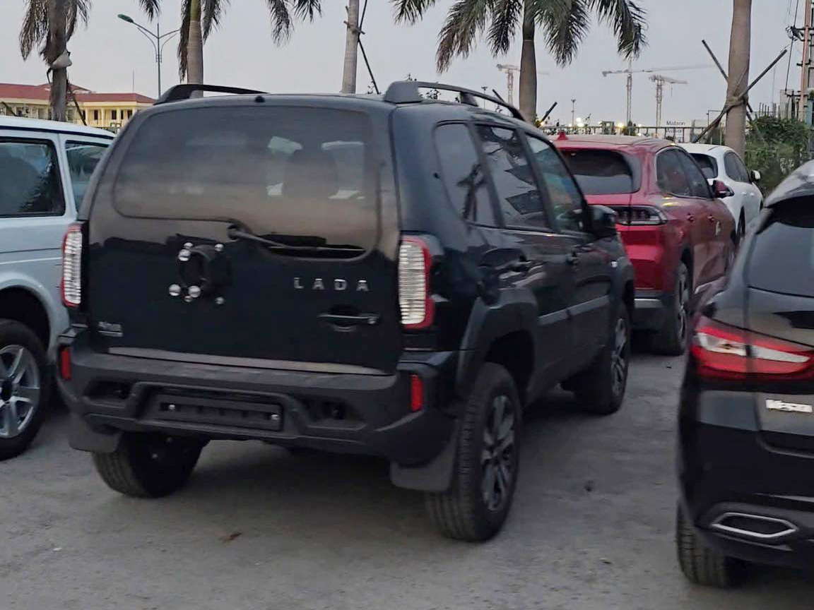 Ảnh thực tế lô ô tô Nga giá dự kiến từ 360 triệu đồng đã về Việt Nam: Có SUV kiểu Jimny, sedan cùng cỡ Attrage - Ảnh 8