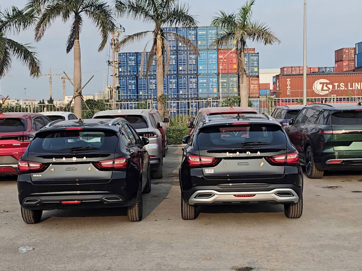 Ảnh thực tế lô ô tô Nga giá dự kiến từ 360 triệu đồng đã về Việt Nam: Có SUV kiểu Jimny, sedan cùng cỡ Attrage - Ảnh 3