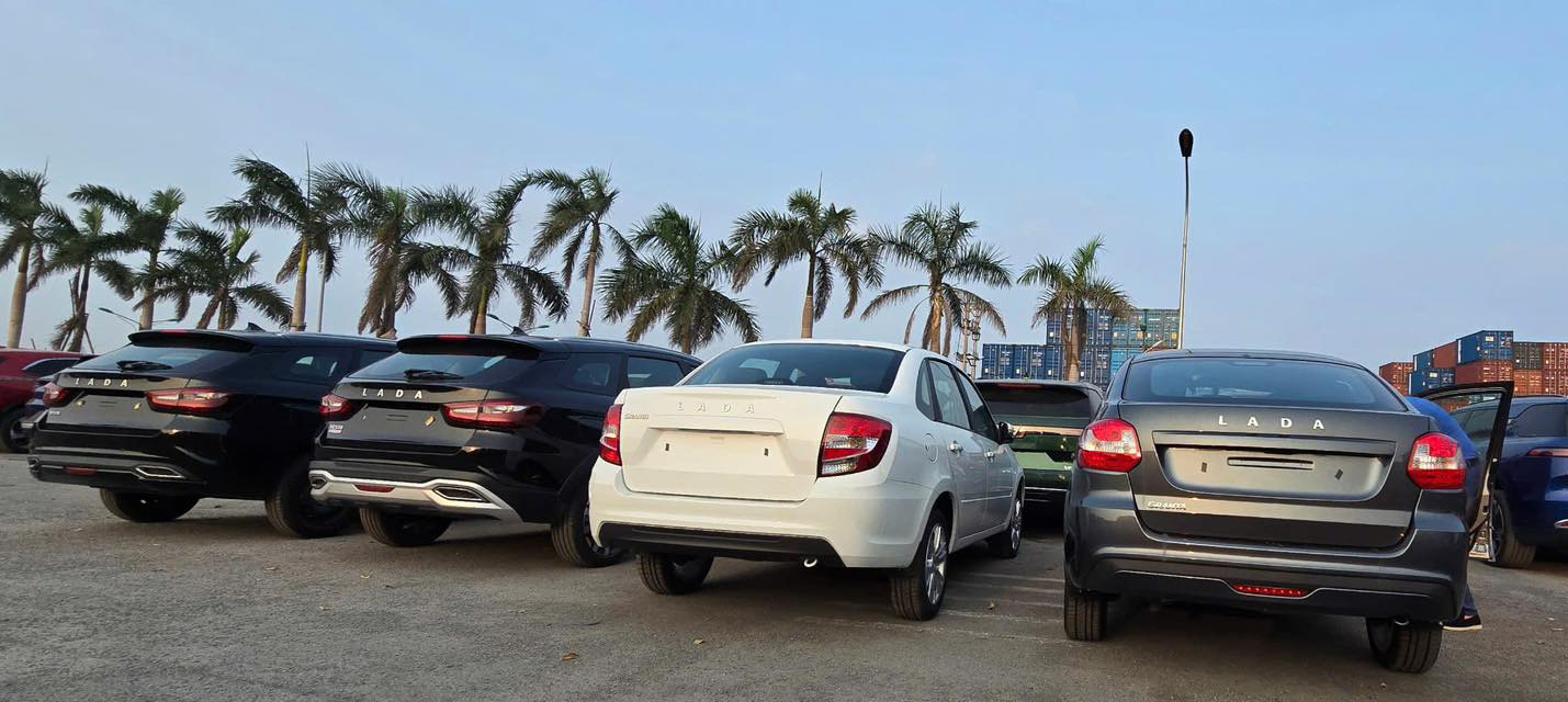 Ảnh thực tế lô ô tô Nga giá dự kiến từ 360 triệu đồng đã về Việt Nam: Có SUV kiểu Jimny, sedan cùng cỡ Attrage - Ảnh 1