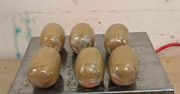 Thu giữ số vàng trị giá 15,4 tỷ đồng giấu trong quần áo tại sân bay