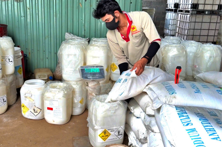 Đột kích xưởng phân bón lậu ở Đồng Nai, đóng gói bằng nguyên liệu Trung Quốc - Ảnh 2