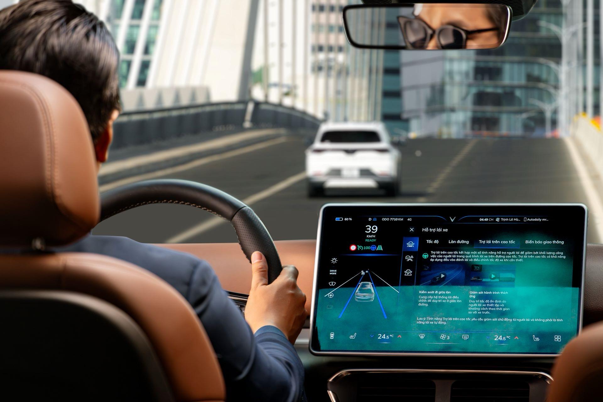 Sạc miễn phí, vận hành mạnh, VF 8 thành SUV gia đình hot hè này - Ảnh 1